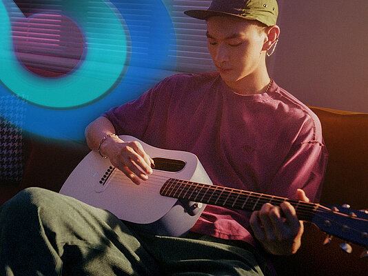 Ein junger Mann übt mit der integrierten Übungs-App auf der LAVA ME play.